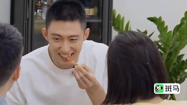 黄景瑜因皮皮虾怼陈学冬，像小学生吵架