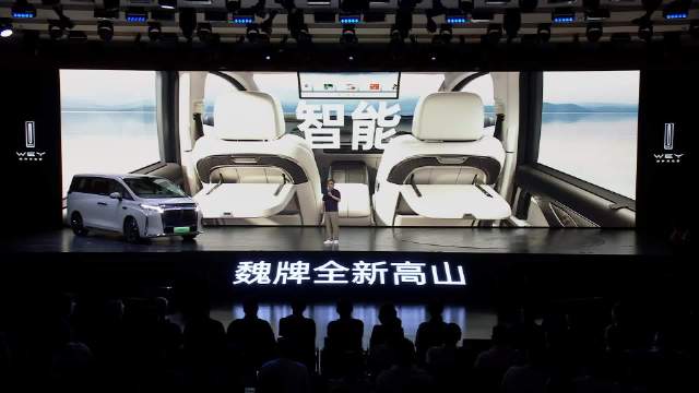 魏牌高山7标配冰箱彩电大沙发，一键开启移动影院