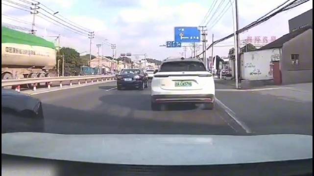 这视频车就是故意的呀，没必要啊，耽误彼此时间