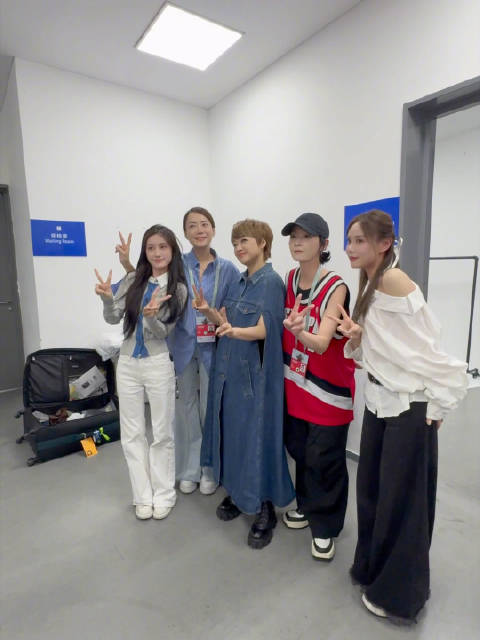 霍汶希携英皇团队助阵陈慧娴北京演唱会