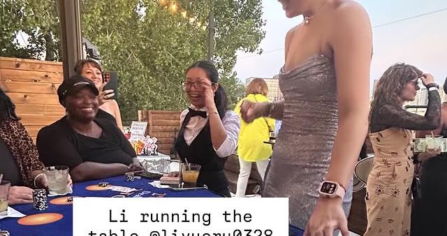 李月汝身着吊带裙和队友打德州扑克 佩奇：她把我钱全赢走了