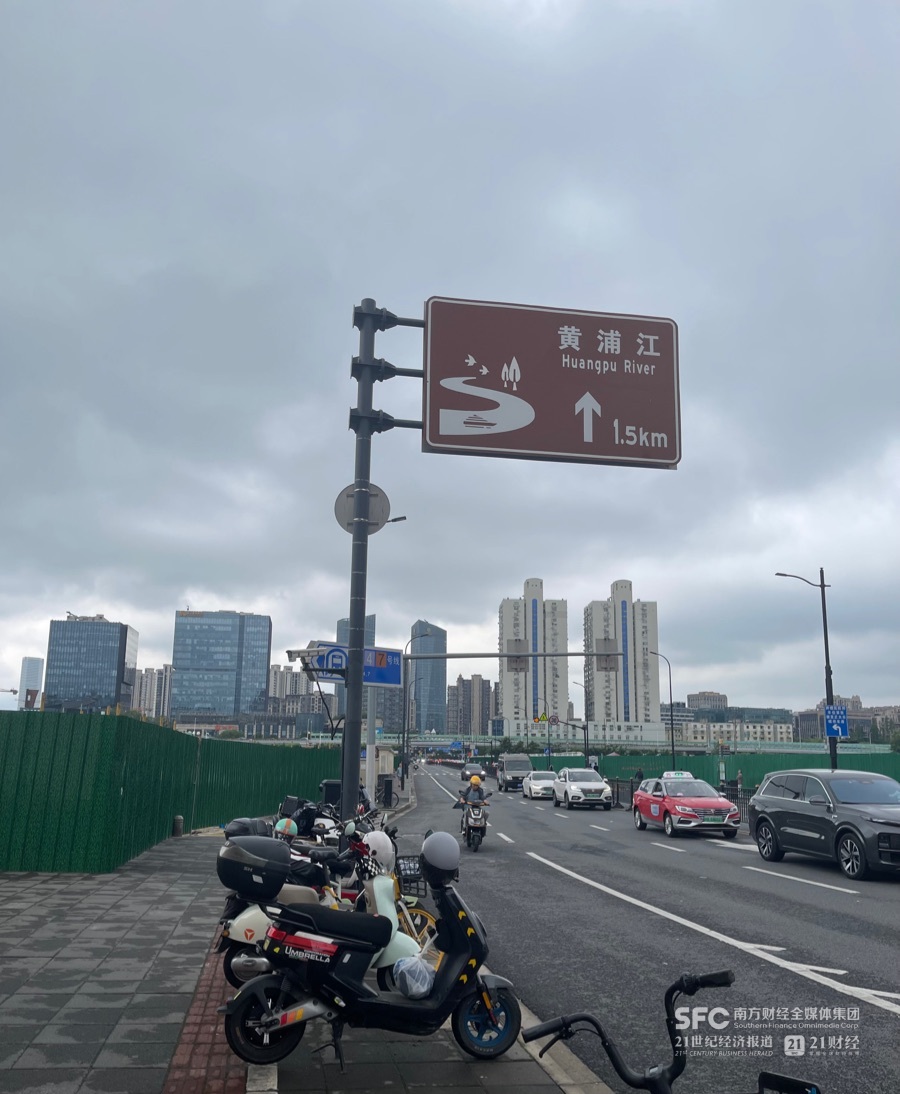 (东安路左侧为125-31地块,右侧为127b-23地块和更靠近黄浦江的127b-24地块。摄影:唐韶葵)