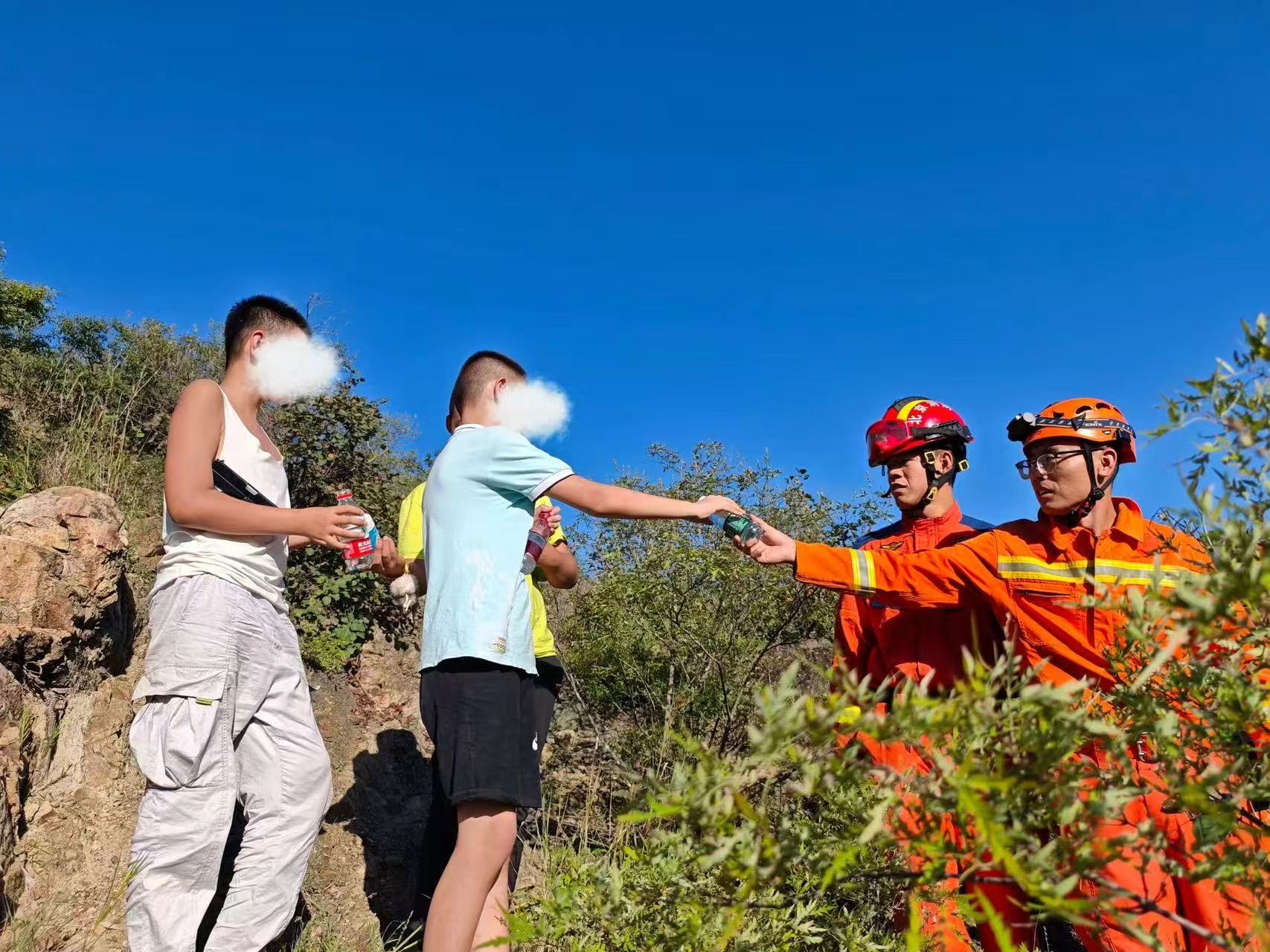 消防人員找到被困的3名男孩並將他們護送下山。門頭溝消防供圖
