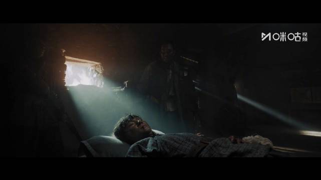 王彧负伤让枪战友，命王锁柱带队突围