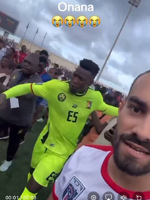 奥纳纳在喀麦隆国家队比赛结束后，奋力推开了一名想靠近合影的球迷