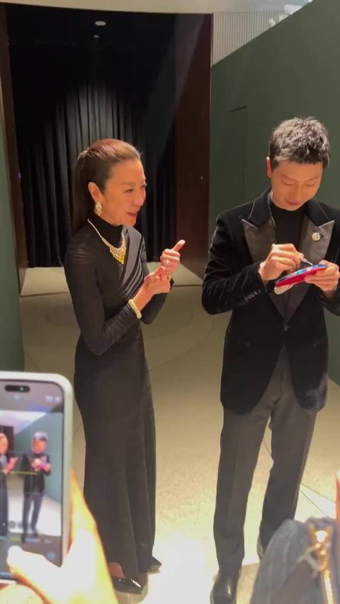 马龙赠杨紫琼签名球拍，两人合影对视