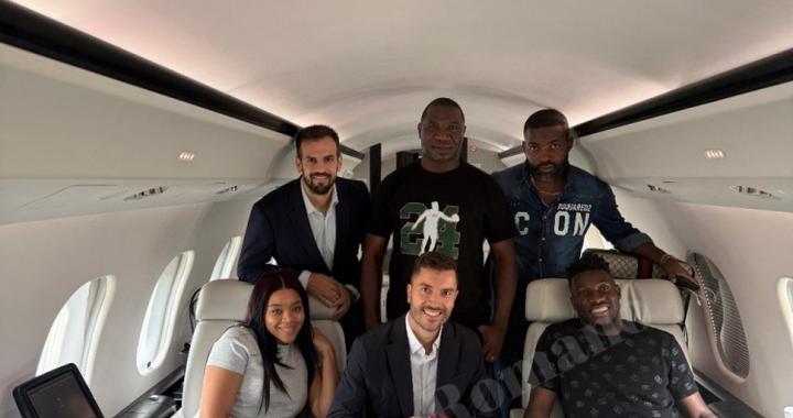 奥纳纳与家人、经纪人在飞机上合影，展示特拉布宗体育球衣