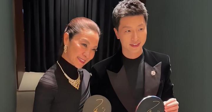 杨紫琼向马龙索要签名，捂脸表示不好意思！拿到签名球拍后很兴奋