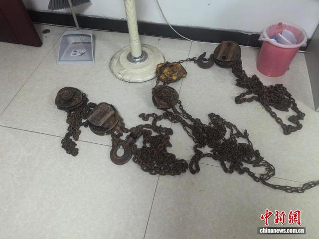 图为导致16辆小型汽车受损的铰链。 高速交警供图