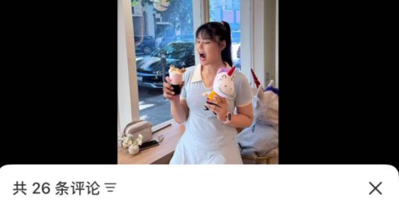 李月汝造访角角店铺：左膝仍戴厚厚护具 团建时抹胸礼服+金属护具