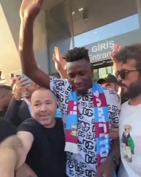 奥纳纳租借加盟特拉布宗体育，土超球迷热烈欢迎