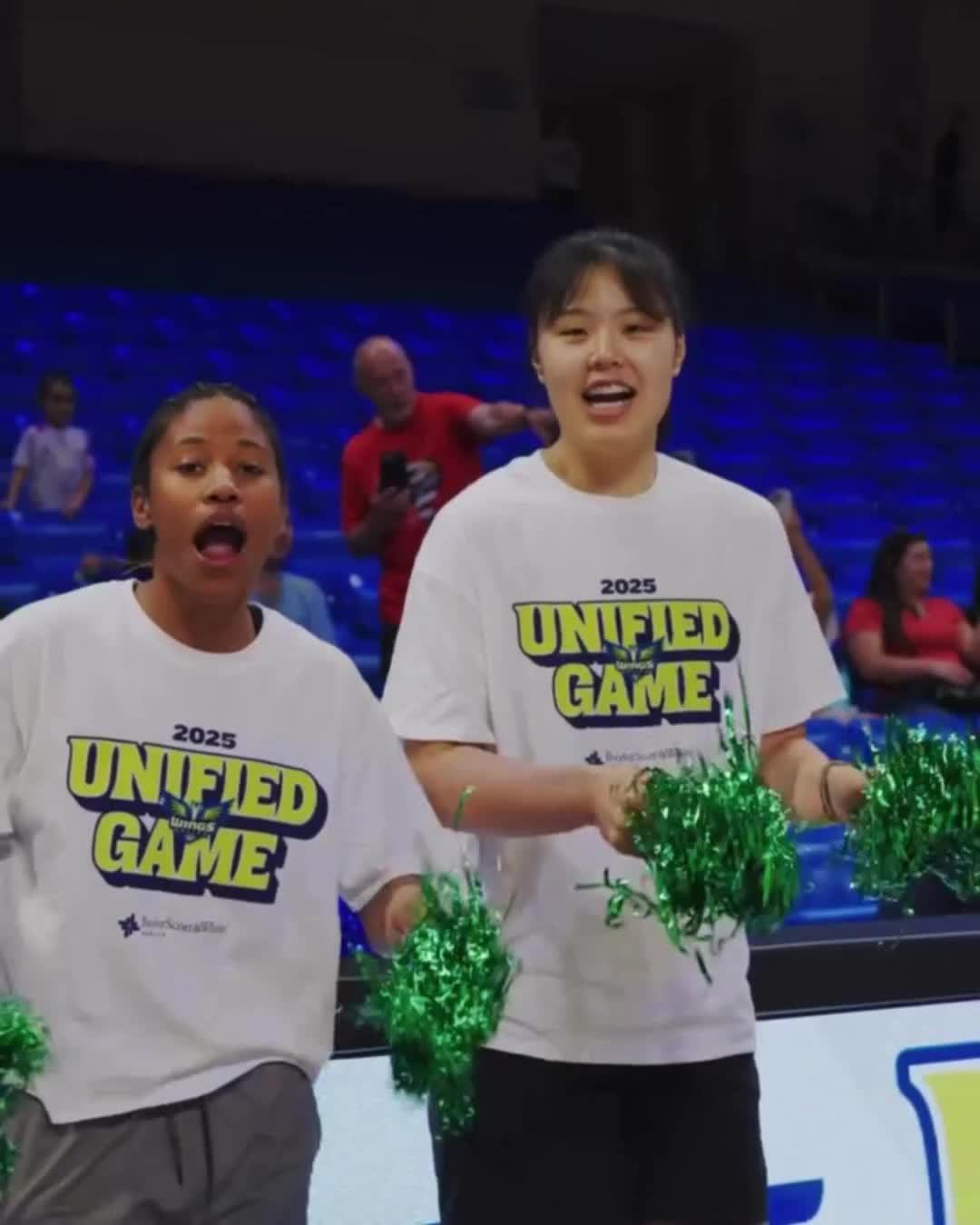 李月汝化身拉拉队员为小球迷们加油