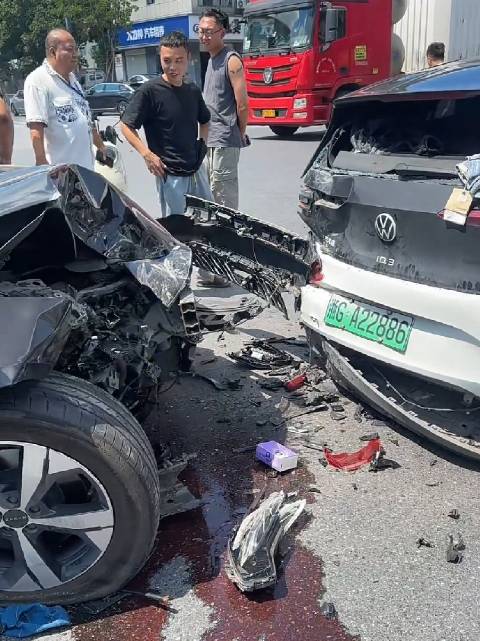 极氪追尾大众ID，电车安全性能引关注