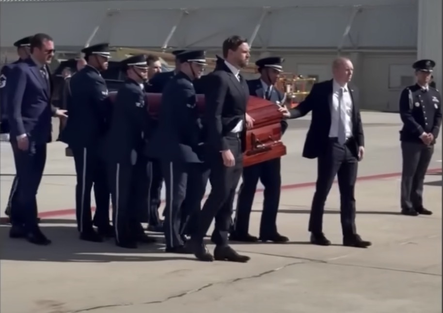 媒體拍攝到萬斯護送確克靈柩的影片。