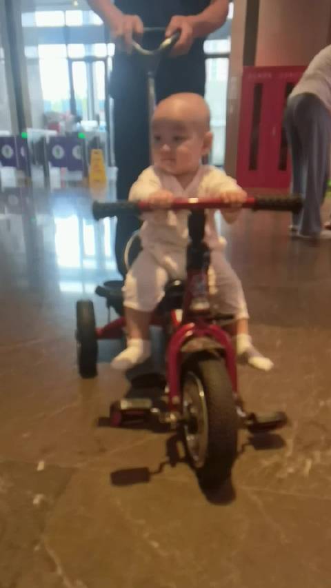 不需要人扶可以坐稳，解锁新车子