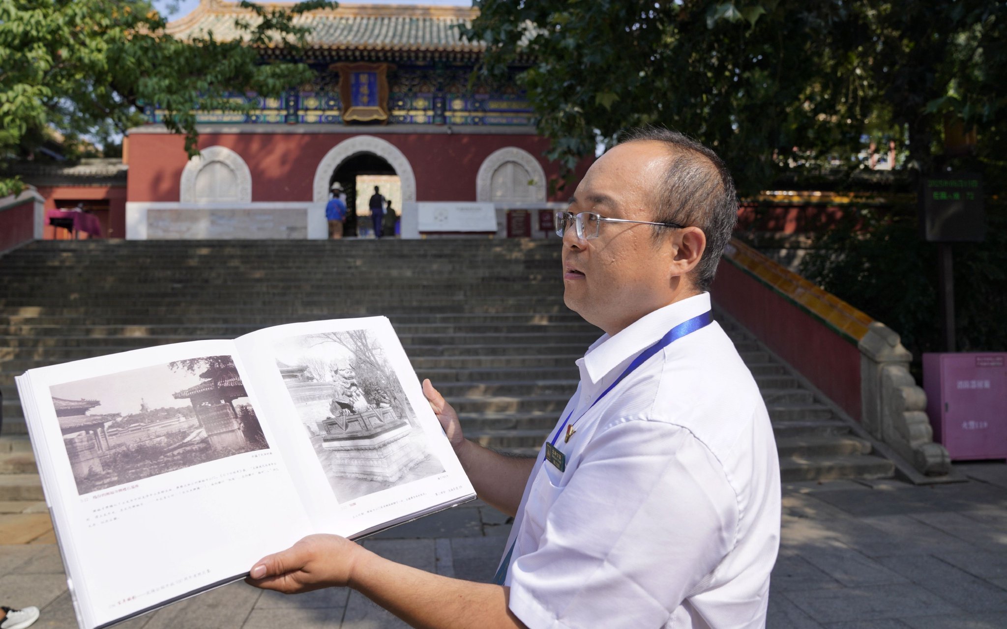 張冕介紹新書《百年瞬影——北海公園開放100週年老照片集》。新京報記者 薛珺 攝