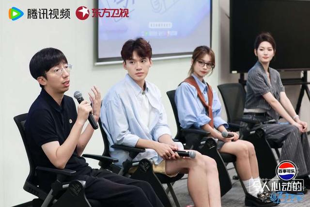 节目总导演吴浩宇（左一）。节目组供图