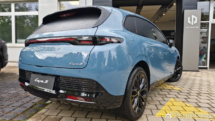 零跑 Lafa5 蓝色实车图曝光，今年 Q4 发布