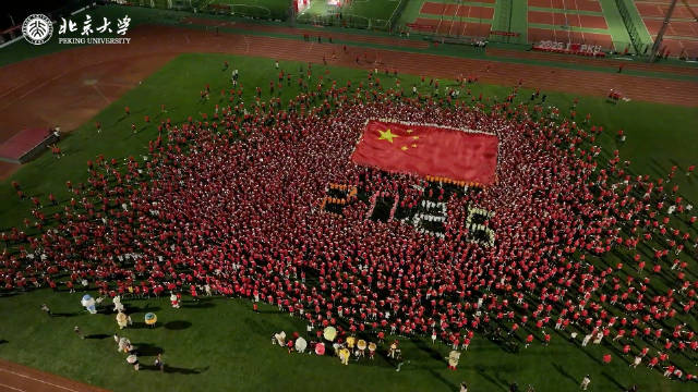 北大新生夜跑奥运冠军护航，惠若琪送祝福曲春雨传勇气