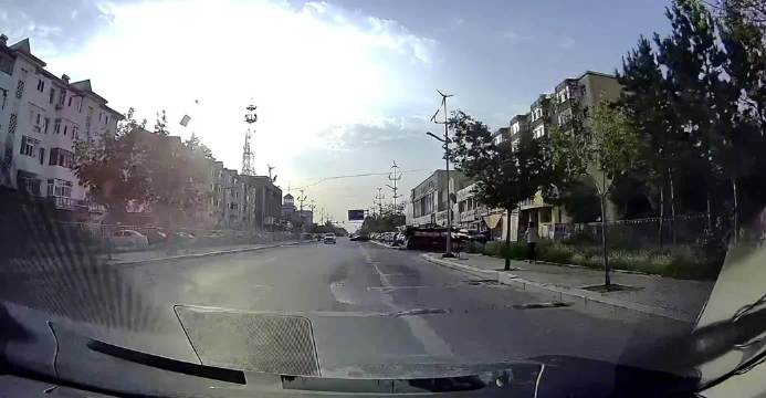 视频车惊险几十秒引网友担忧