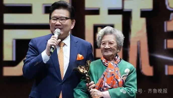 陈奇2023年获得白玉兰戏剧奖特殊贡献奖