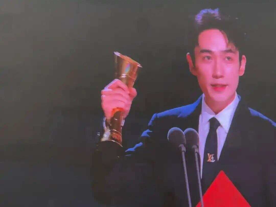 朱一龙凭借电影《河边的错误》精彩表现获金熊猫奖影帝