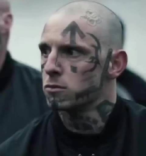 光头小伙为小女孩打抱不平 所以还是不要以貌取人