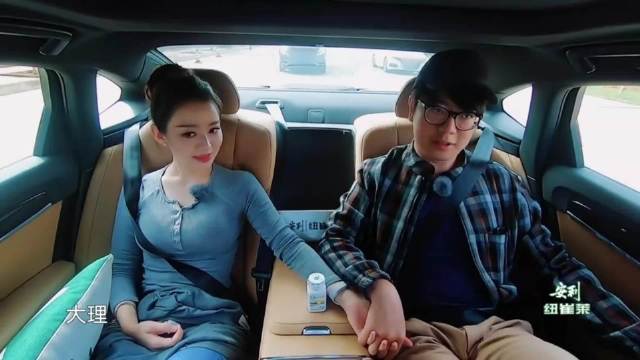 吉娜魔鬼身材引关注，安全带成摄影师焦点