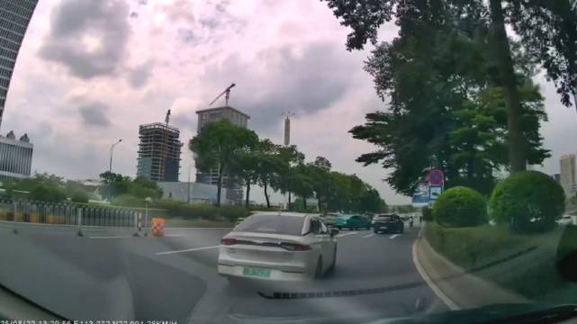 视频车压线超车致事故被判同责