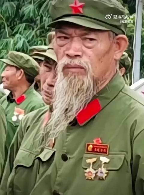 这就是中国军人的眼神！威武霸气！