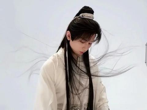 赴山海3亿投资因服化道翻车？20位绣娘绣成毅战袍，观众却不买账