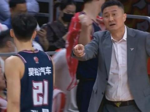 广东男篮惜败澳洲！杜锋赛后怒喷大番薯迷之操作，三大国手看懵圈