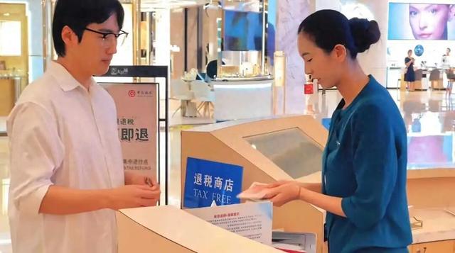图为韩国顾客在郑州市金水区商场办理离境退税。