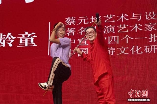 9月14日，六小龄童与新生互动。张志远 摄