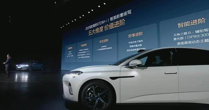 高端配置全面下探，插混轿车拼性能还得看智驾