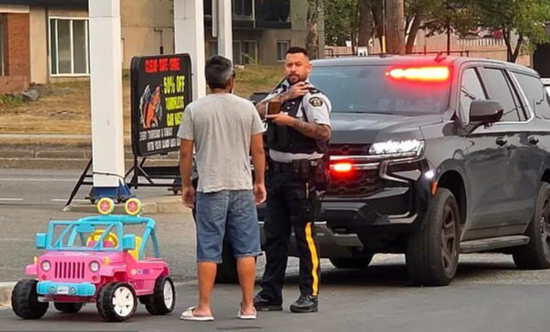 加拿大一名男子因涉嫌无证醉驾芭比电动玩具吉普车兜风，最终被警方逮捕