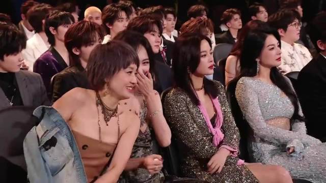 看唐嫣穿的吊带裙，马伊琍当场脱外套，大方秀白皙香肩丨星光大赏