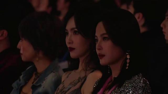 辛芷蕾本想装高冷，结果听主持人介绍张雨绮潘粤明关系，绷不住了