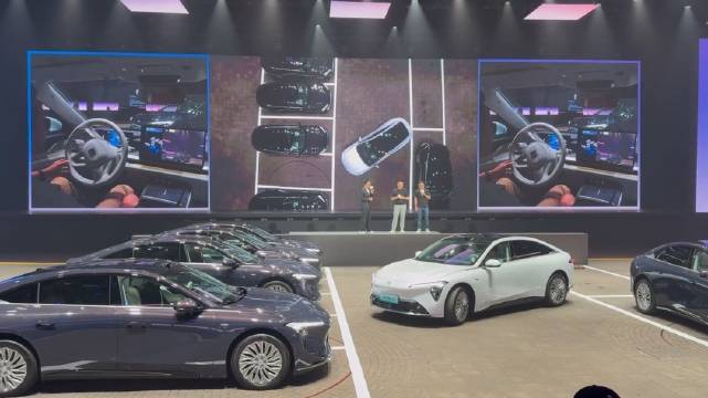 其实现场的位置再窄一点，至境L7一样能停进去，现在的自动泊车已经很成熟了