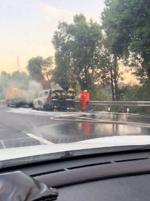 新能源MPV高速起火，被撞起火是隐患，这自己火了看起来更吓人些！