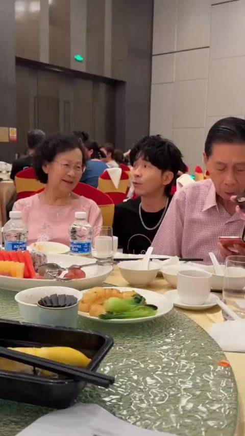 光良童话里的王子都50多岁了，现实里的我们都要奔四了 ，岁月才是最公平的！