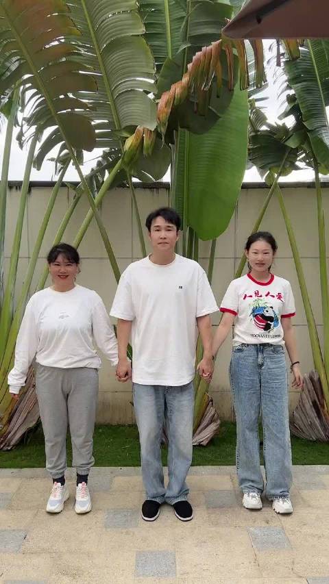 小沈阳的置顶视频一直都看出来，沈佳润的五官就是小沈阳➕沈春阳组合在一起的