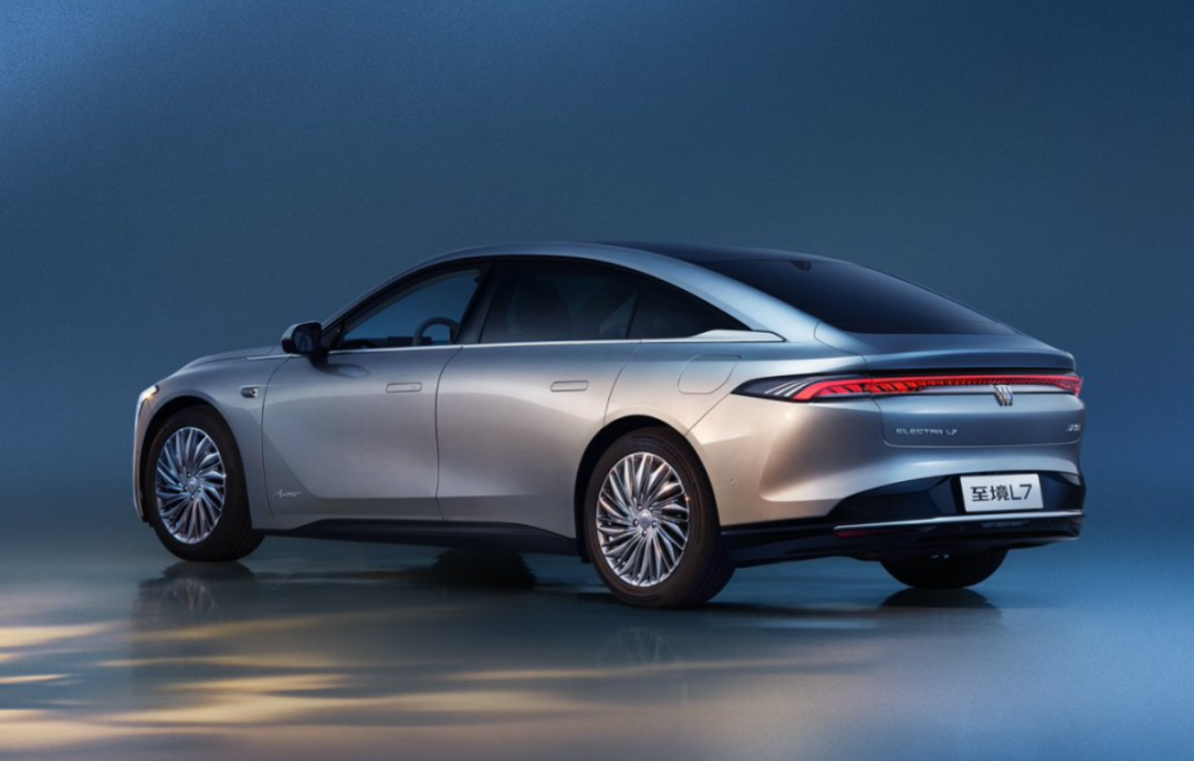 首款激光雷达合资混动轿车！全球首发Momenta R6飞轮大模型，首创不停车一键泊入