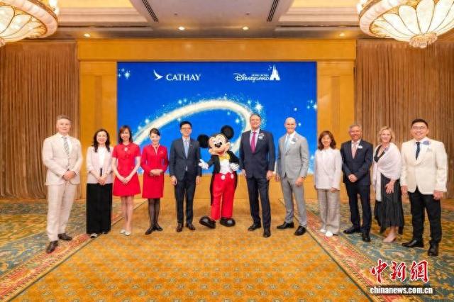 9月16日,香港迪士尼乐园度假区宣布与国泰集团签署合作备忘录,共同推动访港旅游发展。(香港迪士尼乐园度假区供图)