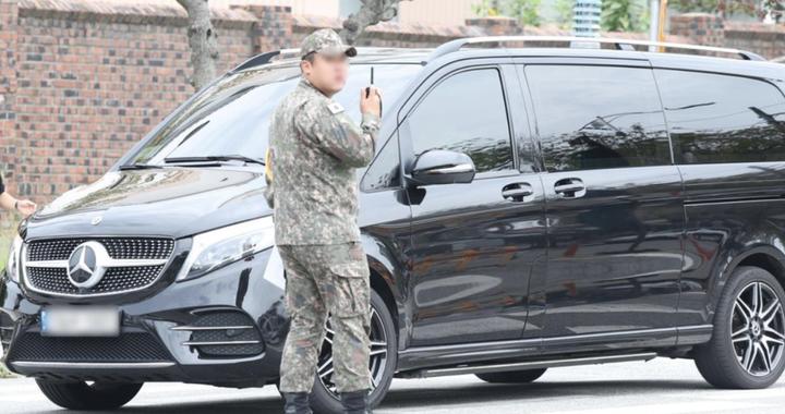 现场图片曝光：韩国三星掌门人长子入伍，搭乘商务车进入海军学院，将服役超3年