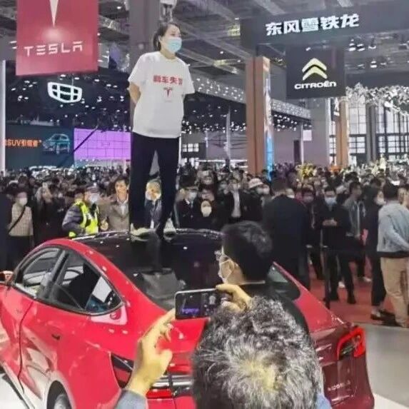 特斯拉车顶维权女车主胜诉，法院判令特斯拉提供完整行车数据