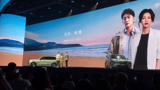 陆毅鲍蕾评车差异引热议，银河M9内外兼修获赞