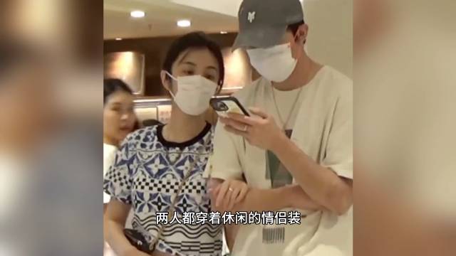 俞灏明王晓晨又双叒叕被拍啦！两人身穿情侣装十指紧扣逛商场