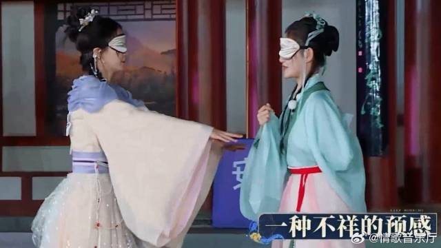 蒋依依还是太年轻 跟baby撕名牌一点手还不了，任由被撕！