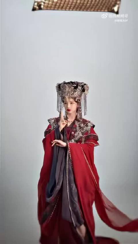 陈小纭红嫁衣造型展现高贵神秘感